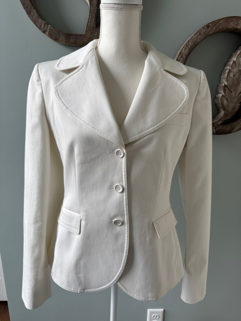 New w/o tags Dolce & Gabbana Cream Fitted Blazer Jacket. Size 48